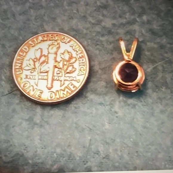 14k gold and Amethyst pendant. 30g